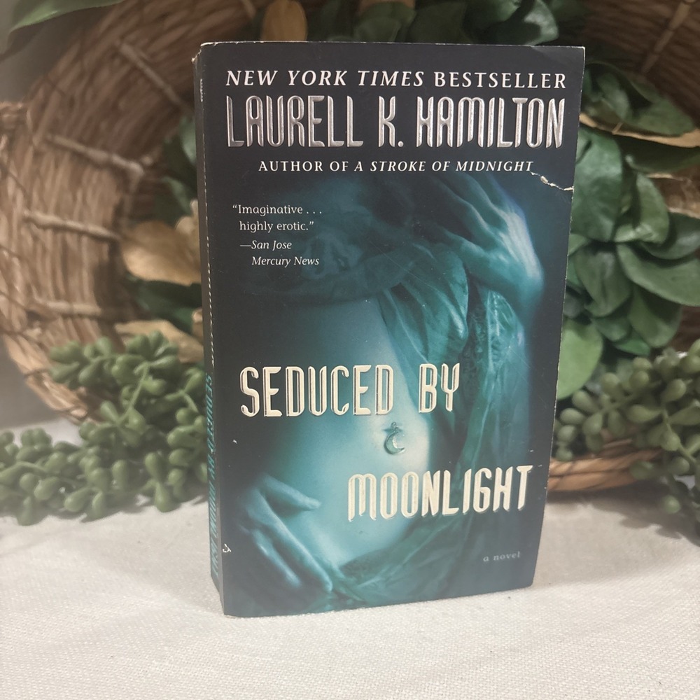 Seduced By Moonlight Laurell K Hamilton Merry Gentry Paperback 9780345443595